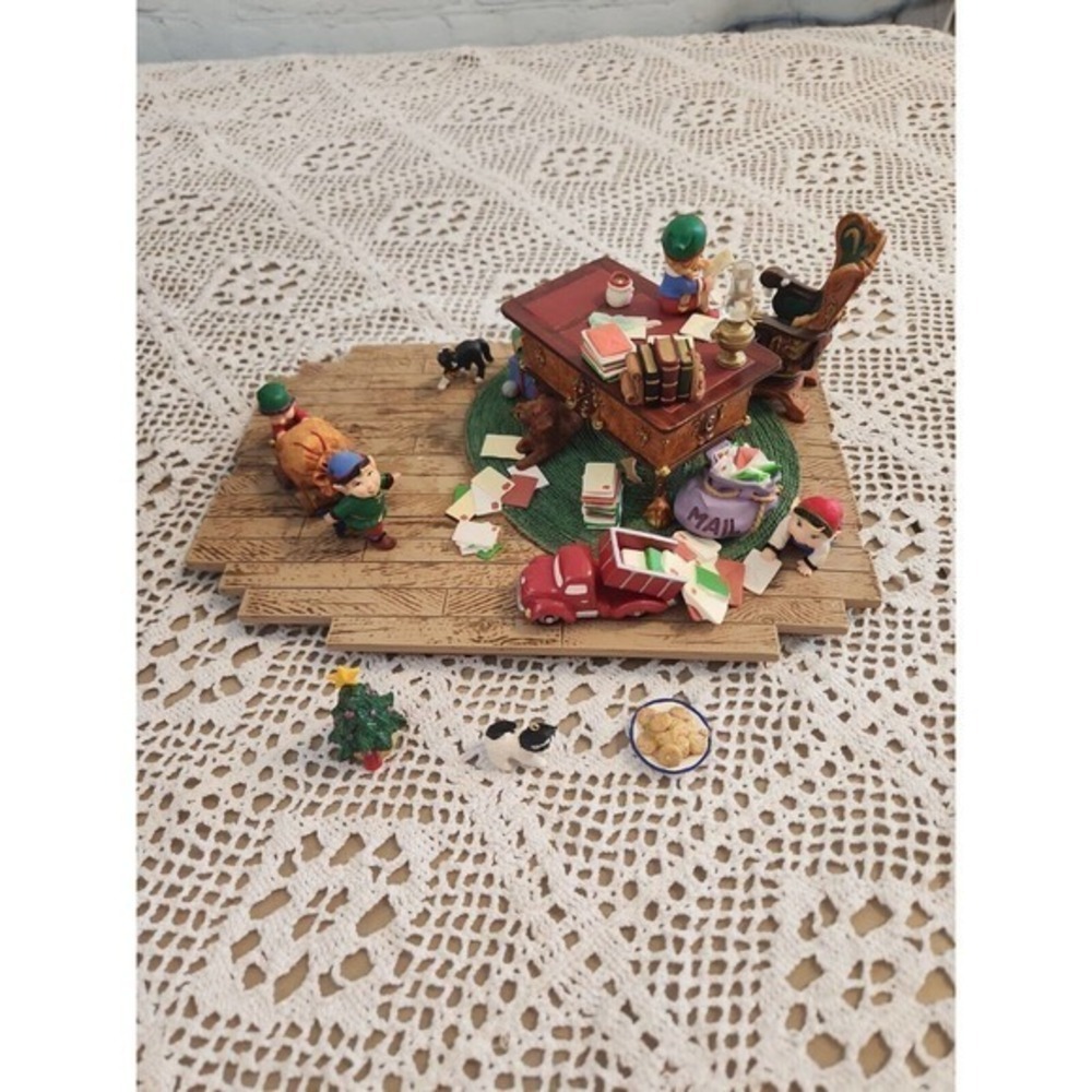 Vintage 2001 Hallmark Keepsake Limited Ed. Santa's Desk with 3‎ Minis,.